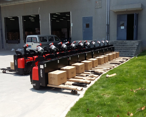 選擇電動叉(cha)車時需要考慮哪(nǎ)些關鍵因素？如何(he)根據實際需求進(jìn)行合理選型？