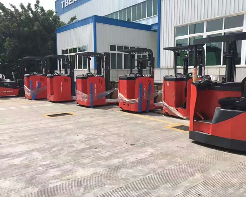 前(qian)移式叉車交貨