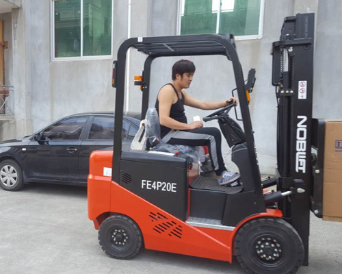 進口(kou)啤酒批發點平衡(héng)重2噸叉車客戶試(shi)車中