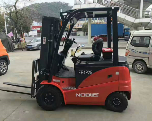 甯德時(shí)代新能源批量平(ping)衡重電動叉車交(jiao)車